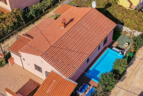 Holiday house with a swimming pool Fazana - 11396